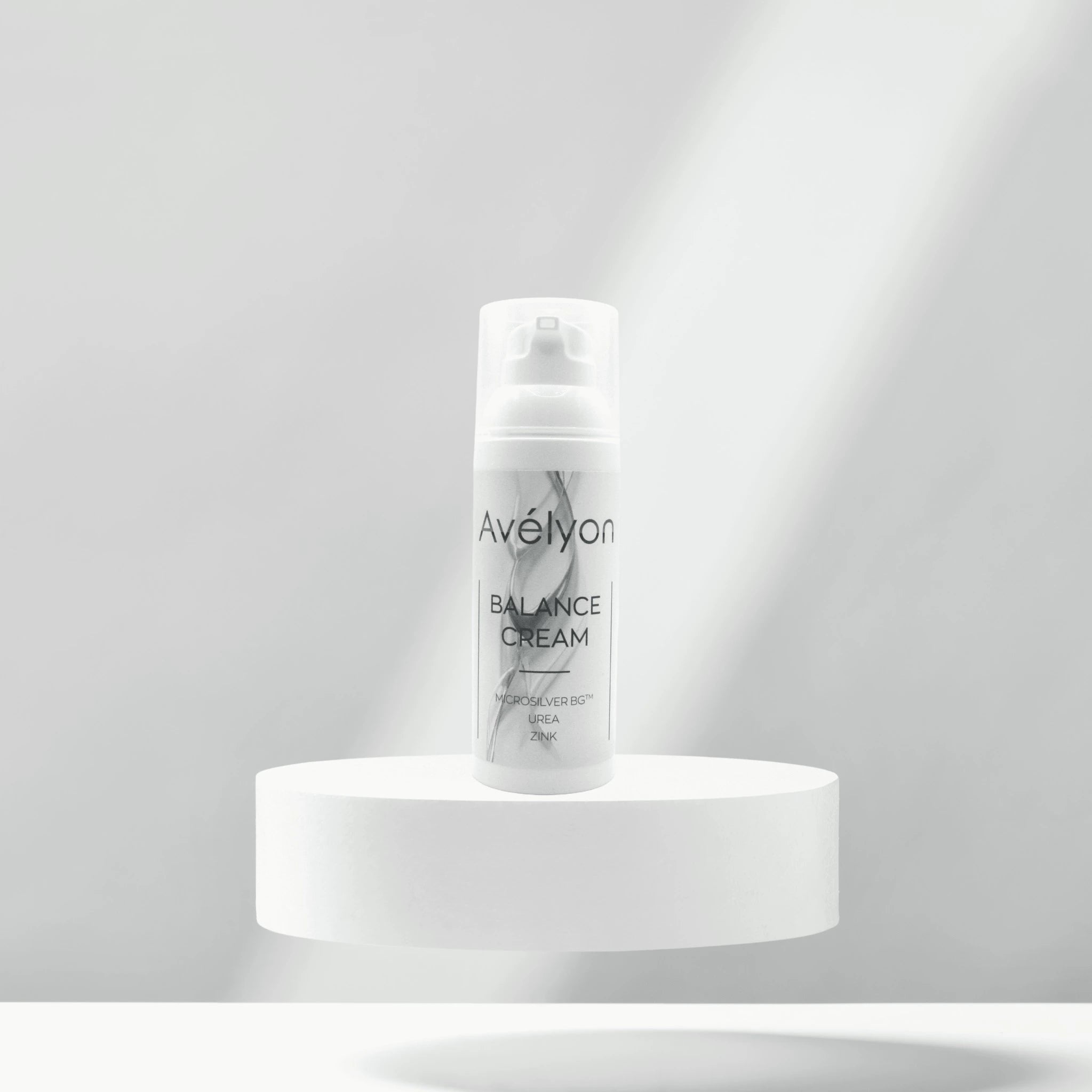 Avélyon Balance Cream auf hellem Podest vor minimalistischem Hintergrund